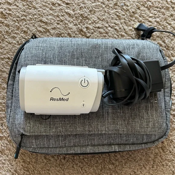 ResMed AirMini cpap with travel case, cord and hose - Picture 1 of 6